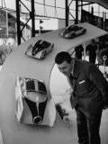 Man Admiring Fiat Automobile Exhibit at the Milan Fair Lámina fotográfica por Ralph Crane Man Admiring Fiat Automobile Exhibit at the Milan Fair Lámina fotográfica por Ralph Crane