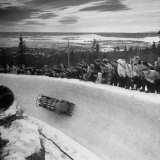 Bobsled Racing by on a Big Vendleboe Curve During the Winter Olympics Lámina fotográfica de primera calidad por Nat Farbman Bobsled Racing by on a Big Vendleboe Curve During the Winter Olympics Lámina fotográfica de primera calidad por Nat Farbman
