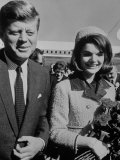 President John F. Kennedy and Wife Arriving at Airport Lámina fotográfica por Art Rickerby
