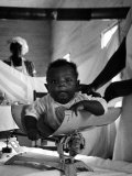 Nurse-Midwife Maude Callen Weighing Baby on Scale Lámina fotográfica por W. Eugene Smith