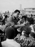 Boxer Muhammad Ali with Fans before Bout with Joe Frazier Fototryk i høj kvalitet af John Shearer