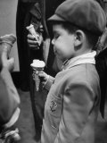 Boy Eating Ice Cream Cone at the Circus in Madison Square Garden Lámina fotográfica por Cornell Capa Boy Eating Ice Cream Cone at the Circus in Madison Square Garden Lámina fotográfica por Cornell Capa