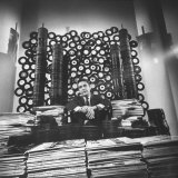 DJ William B. Williams Sitting Amid the 8,000 Records a DJ Receives Each Year from Record Companies Lámina fotográfica de primera calidad por Joe Scherschel DJ William B. Williams Sitting Amid the 8,000 Records a DJ Receives Each Year from Record Companies Lámina fotográfica de primera calidad por Joe Scherschel