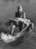 Actress Julia Adams is Carried by Monster, Gill Man, in the Movie, Creature from the Black Lagoon Ensiluokkainen valokuvavedos tekijänä Ed Clark
