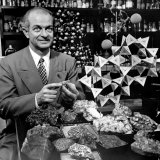 Cal. Tech Chemistry Professor, Dr. Linus Pauling with His Mineral Collection Lámina fotográfica de primera calidad por J. R. Eyerman