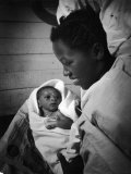 Nurse-Midwife Maude Callen Shows Smiling Alice Her Newborn Son Lámina fotográfica de primera calidad por W. Eugene Smith