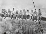 Uomini su trave Poster di Charles C. Ebbets Uomini su trave Poster di Charles C. Ebbets