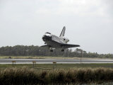Space Shuttle Discovery Approaches Landing on the Runway at the Kennedy Space Center Lámina fotográfica por Stocktrek Images