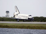 Space Shuttle Discovery on the Runway at the Kennedy Space Center Lámina fotográfica por Stocktrek Images