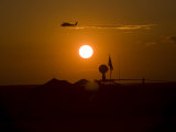 UH-60 Blackhawk Flies over Camp Speicher Airfield at Sunset Photographie par Stocktrek Images 