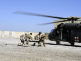 Soldiers Rush a Simulated Casualty to a UH-60 Blackhawk Helicopter Lámina fotográfica por Stocktrek Images