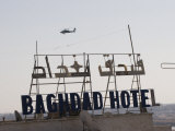 AH-64 Apache in Flight over the Baghdad Hotel in Central Baghdad, Iraq Photographie par Stocktrek Images 