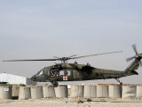 UH-60 Blackhawk Prepares to Land at Camp Warhorse to Refuel Lámina fotográfica por Stocktrek Images