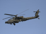 AH-64 Apache in Flight over the Baghdad Hotel in Central Baghdad, Iraq Reprodukcja zdjęcia autor Stocktrek Images AH-64 Apache in Flight over the Baghdad Hotel in Central Baghdad, Iraq Reprodukcja zdjęcia autor Stocktrek Images