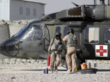 UH-60 Blackhawk Medivac Helicopter Refuels at Camp Warhorse after a Mission Photographie par Stocktrek Images 