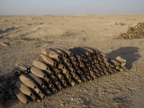 Inert Artillery Shells are Stacked Up for Collection Lámina fotográfica por Stocktrek Images Inert Artillery Shells are Stacked Up for Collection Lámina fotográfica por Stocktrek Images