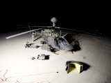 Maintenance Crew Works on Servicing the OH-58 Kiowa before its Next Mission Lámina fotográfica por Stocktrek Images