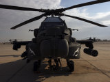 AH-64 Helicopter Sits on the Flight Line at Camp Speicher Lámina fotográfica por Stocktrek Images