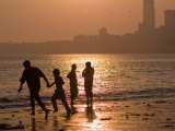 Silhouetted Figures on Chowpatty Beach, Mumbai, Maharashtra State, India Photographie par Abraham Nowitz