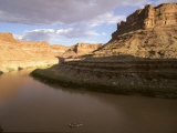 Whitewater Raft Floats Through a Flat Section of the Colorado River Photographie par Skip Brown