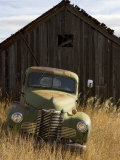 Abandoned Pick-Up Truck in Front of an Old Shed, Marysville, Montana Lámina fotográfica por Pete Ryan