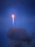 Apollo 11 Begins its Flight to the Moon on July 16, 1969, Kennedy Space Center, Florida, USA Lámina fotográfica por O. Louis Mazzatenta Apollo 11 Begins its Flight to the Moon on July 16, 1969, Kennedy Space Center, Florida, USA Lámina fotográfica por O. Louis Mazzatenta