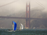 International 14 Skiffs Race under the Golden Gate Bridge, San Francisco Bay, California Photographie par Skip Brown