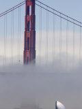 International 14 Skiff Sails under the Golden Gate Bridge, San Francisco Bay, California Photographie par Skip Brown