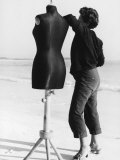 Woman and Manikin on the Beach Lámina fotográfica por Vincenzo Balocchi Woman and Manikin on the Beach Lámina fotográfica por Vincenzo Balocchi