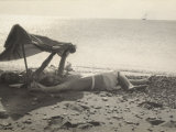 Two Women Lying on the Sea Shore in the Shade of a Towel Photographie par Ludovico Pacho