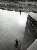 Two Fishermen Fishing on the Bank of a River Lámina fotográfica por Vincenzo Balocchi Two Fishermen Fishing on the Bank of a River Lámina fotográfica por Vincenzo Balocchi