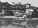 Ruins of the Santa Trinita Bridge Bombed During the Second World War, Florence Lámina fotográfica por Vincenzo Balocchi Ruins of the Santa Trinita Bridge Bombed During the Second World War, Florence Lámina fotográfica por Vincenzo Balocchi