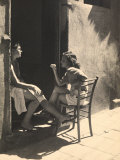 Two Girls Sitting on a Doorstep Lámina fotográfica por Ludovico Pacho