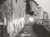 Laundry Hung Along a Wall Lámina fotográfica por Vincenzo Balocchi Laundry Hung Along a Wall Lámina fotográfica por Vincenzo Balocchi