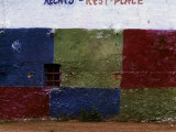 Wall Painted in Checkered Colors, Interrupted by a Small Window with an Iron Grate Lámina fotográfica por Vincenzo Balocchi Wall Painted in Checkered Colors, Interrupted by a Small Window with an Iron Grate Lámina fotográfica por Vincenzo Balocchi