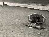 Young Couple, in an Amorous Embrace, Lying on the Beach on the Seashore Lámina fotográfica por Vincenzo Balocchi Young Couple, in an Amorous Embrace, Lying on the Beach on the Seashore Lámina fotográfica por Vincenzo Balocchi