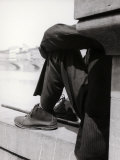 Man Seated on One of the Parapets of the Lungarno in Florence Fotografisk trykk av Vincenzo Balocchi Man Seated on One of the Parapets of the Lungarno in Florence Fotografisk trykk av Vincenzo Balocchi