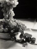 Bunch of Grapes Hanging Out of the Fruit Bowl Fotografiskt tryck av Alessandro Bencini Bunch of Grapes Hanging Out of the Fruit Bowl Fotografiskt tryck av Alessandro Bencini