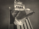 Flag Blowing in the Wind at the Foot of the Bell Tower of St Mark's in Venice Lámina fotográfica por Ludovico Pacho