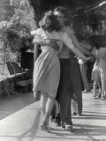 Man and a Woman Dancing in a Close Embrace Lámina fotográfica por Vincenzo Balocchi Man and a Woman Dancing in a Close Embrace Lámina fotográfica por Vincenzo Balocchi