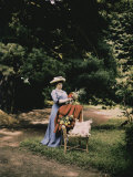 Woman in a Garden Impressão fotográfica por Henrie Chouanard