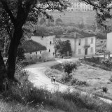 Women Walking on a Country Road Lámina fotográfica por Vincenzo Balocchi Women Walking on a Country Road Lámina fotográfica por Vincenzo Balocchi