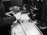 Worker at the Newspaper Printing Facility of the Daily Il Resto Del Carlino of Bologna Fotografisk tryk af A. Villani Worker at the Newspaper Printing Facility of the Daily Il Resto Del Carlino of Bologna Fotografisk tryk af A. Villani