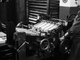 Working the Rotary Press at Newspaper Printing Facility of the Daily Il Resto Del Carlino, Bologna Fotografisk tryk af A. Villani Working the Rotary Press at Newspaper Printing Facility of the Daily Il Resto Del Carlino, Bologna Fotografisk tryk af A. Villani