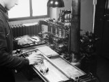 Worker at the Newspaper Printing Facility of the Daily Il Resto Del Carlino of Bologna Fotografiskt tryck av A. Villani