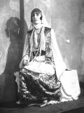 Portrait of a Young Woman in a Carnival Costume Lámina fotográfica por Carlo Wulz
