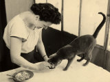 Wanda Wulz Preparing Food for Her Cat Pippo Lámina fotográfica por Marion Wulz Wanda Wulz Preparing Food for Her Cat Pippo Lámina fotográfica por Marion Wulz