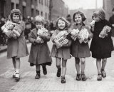 Fillettes avec Leurs Nouveaux Jouets Art