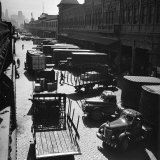 Trucks Clog Roadway in Front of Street-Level Entrances to Long Row of Hudson River Piers on West St Fototryk i høj kvalitet af Andreas Feininger