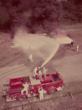 Fire Engines, Elmira, New York Lámina fotográfica por Cornell Capa Fire Engines, Elmira, New York Lámina fotográfica por Cornell Capa